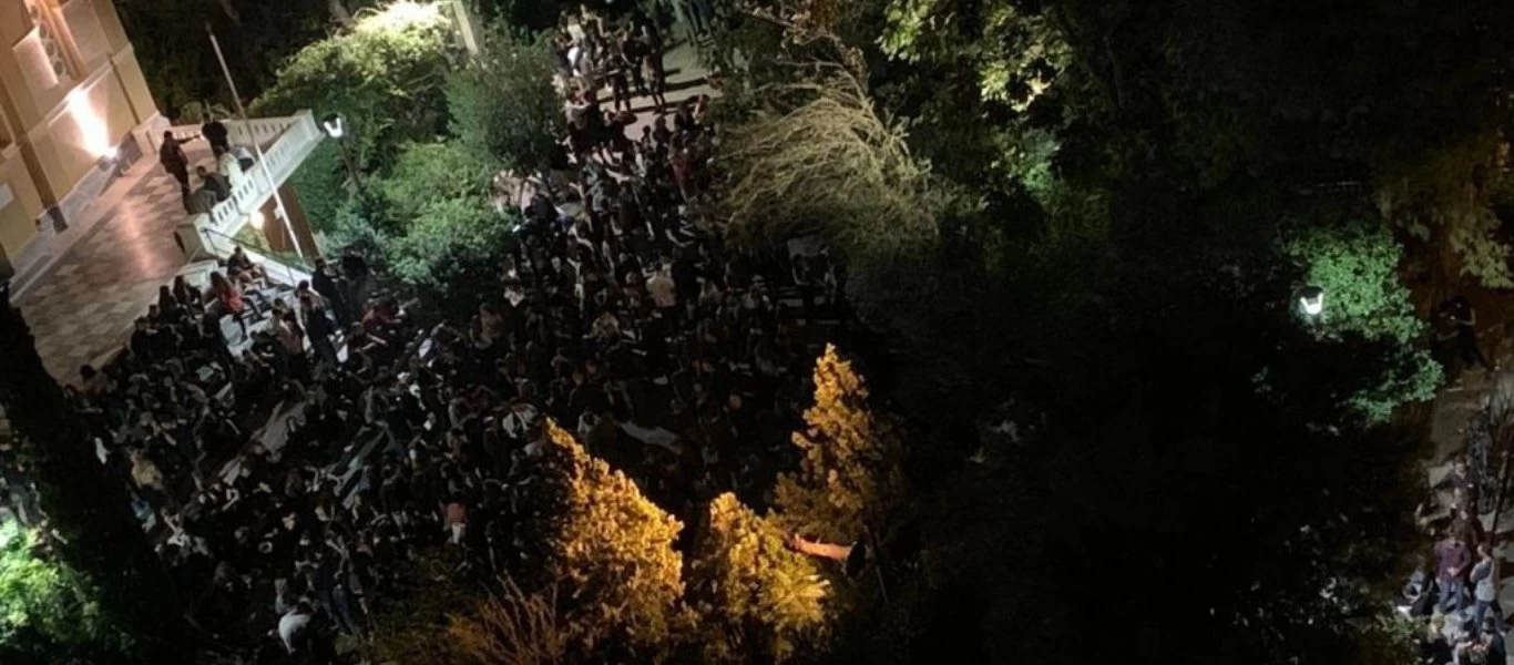 Πλήθος κόσμου στην εκκλησία του Α.Νικολάου στην Ασκληπιού - Αυτοσχέδιο πάρτι με μουσική και αλκοόλ (βίντεο)